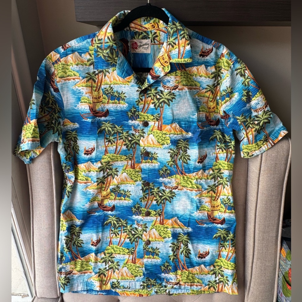 Hilo Hatties Size Medium Hawaiian shirt old stock Island Boat Ocean Print